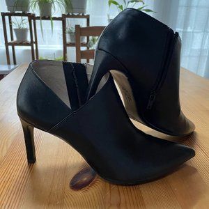 LIFE STRIDE BOOTIES-SIZE 9-9.5